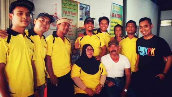 Daku Menikmati Soto Kuning di Warung Pak M Yusuf yang legendaris I Sumber Foto : dokpri