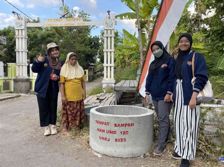 Gambar 2. Simbolis Penyerahan TPS/Dokumentasi pribadi