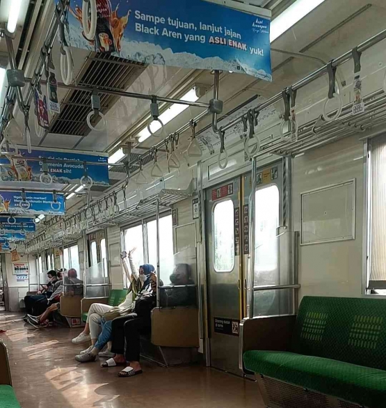 Situasi di dalam gerbong KAI Commuter Line I Sumber foto : dokumen pribadi