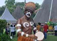 Patung orang Papua yang seakan hidup. (dok.windhu) 