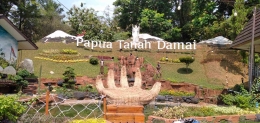 Papua Tanah Damai, bisa berfoto di atas bentuk tangan (dok.windhu) 