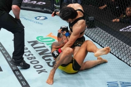 Gambar 3. Zhang Weili melakukan ground and pound pada Amanda Lemos (sumber: MMA Fighting/ UFC)