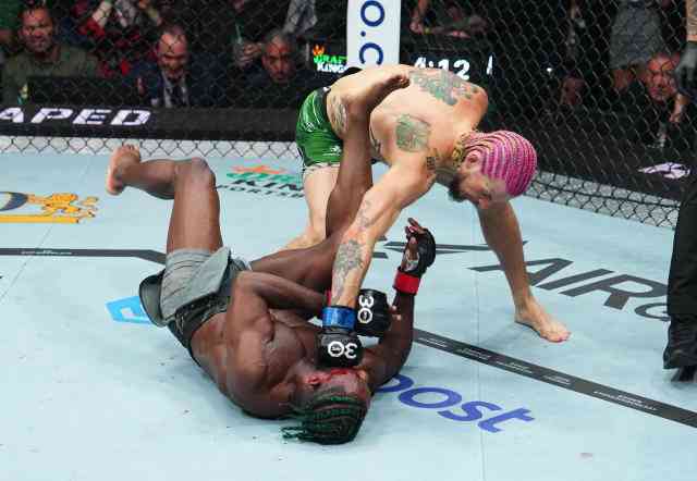Gambar 2. Sean O'Malley memukul jatuh Aljamain Sterling (sumber: Yahoo Sports/UFC)