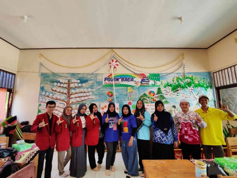 Foto bersama Kepala Sekolah dan Guru SD Tambak Karya (DOKPRI)