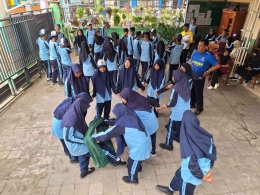 Mahasiswa PMM UMM Kelompok 49 Gelombang 5 saat Melakukan Lomba Estafet Sarung di SMP PGRI 01 Wonosari 