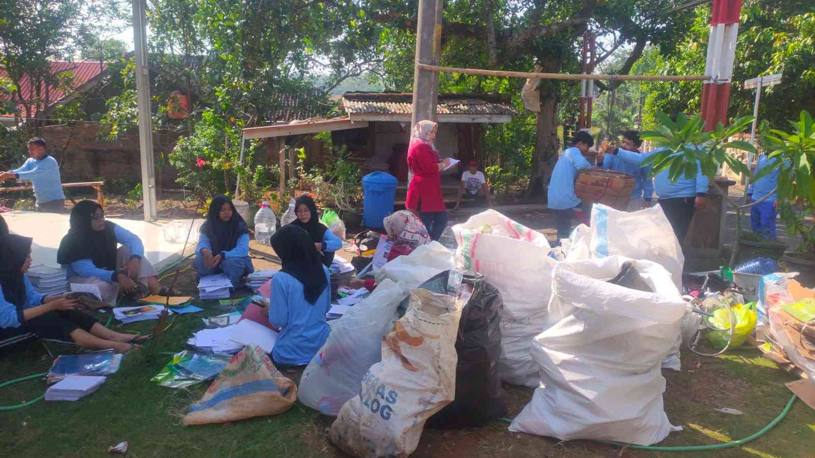 KKN MIT 16 UIN Walisongo Semarang Posko 10 Melakukan Bank Sampah, Ubah ...