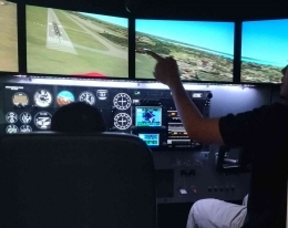 Anak saya saat ikut simulasi terbang di Flybest Flight Academy Batam. | Foto Dokumentasi Pribadi.