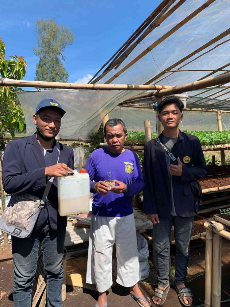 M. Rosyid Iqbal H. (kiri) & Dwiyen Aditya P. (kanan) bersama pengurus unit usaha pembibitan pada Senin (14/08/2023)