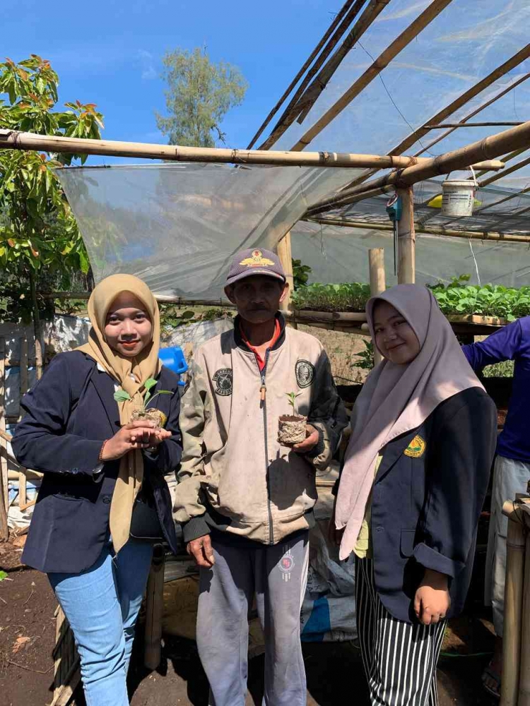 Malika Bulqis (kiri) & Wardatul Jannah (kanan) bersama pengurus unit usaha pembibitan pada Senin (14/08/2023)