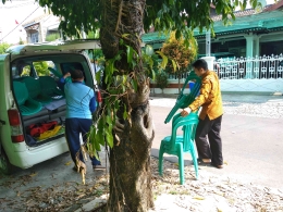 memasukkan kursi ke mobil (dokpri)