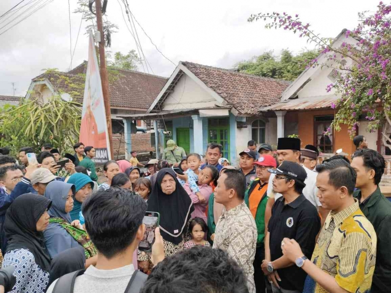 Musyawarah dengan warga Dusun Cerme Kulon bersama Bupati Lumajang dan Perwakilan dari PDAM (Khoirul Anam, S.Pd.I.)