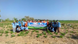 Mahasiswa KKN bersama petani tembakau lokal/dokpri