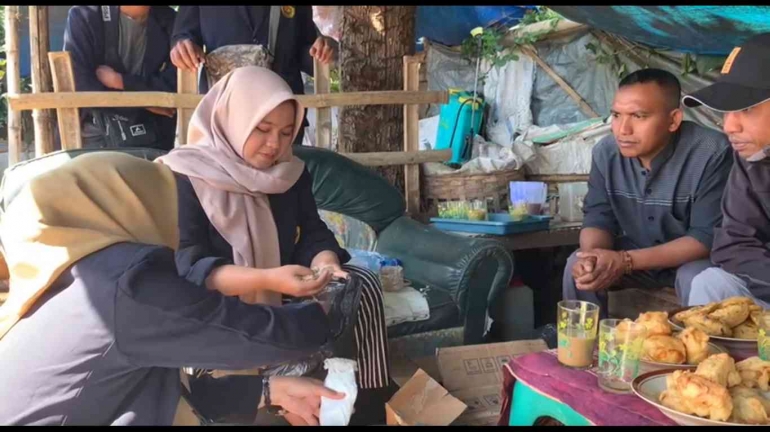 Malika Bulqis (kiri) & Wardatul Jannah (kanan) mempraktikkan pembuatan Bio-Pit pada Senin (14/08/2023) pagi