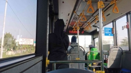 Kondektur Trans Jatim yang bertugas di dalam bus. - Dokpri