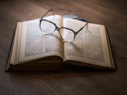 Buku dan kacamata. sumber:pixabay.com.dariuszsankowski