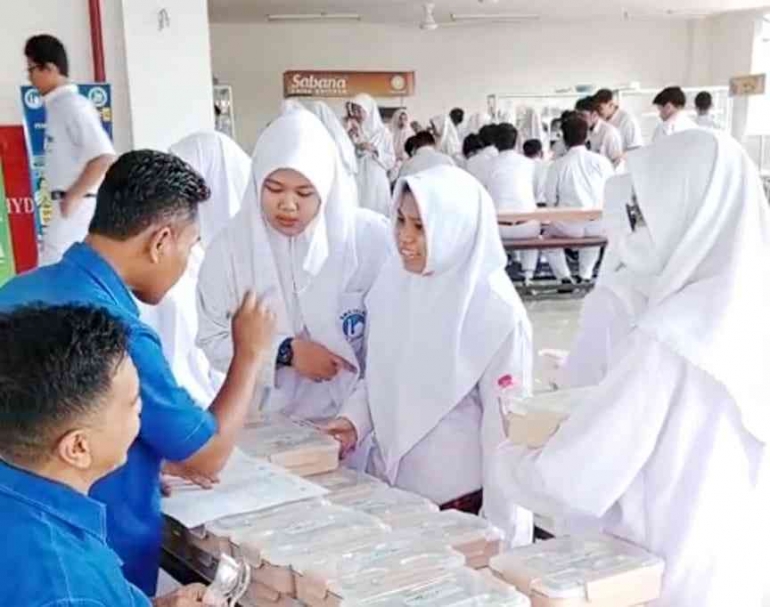 Sumber Gambar : Dok. TU Sekolah (Siswi SMA Islam Al Azhar 18 Grand Wisata)