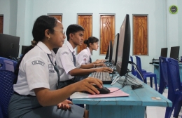 Ilustrasi siswa SMA menggunakan teknologi komputer ketika belajar di kelas. Foto: KOMPAS/TATANG MULYANA SINAGa