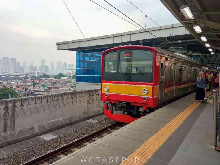 KRL tujuan Stasiun Bogor di Stasiun Manggarai. (Dokumentasi Pribadi)