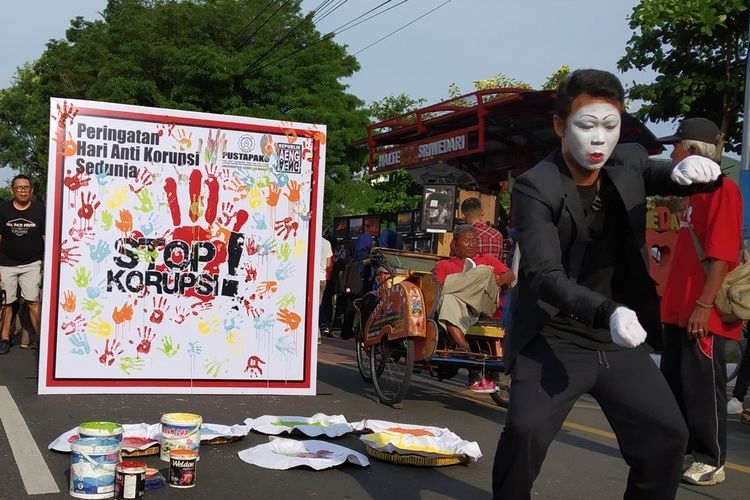 Ilustrasi: Peringatan hari Anti-korupsi Sedunia di Jalan Slamet Riyadi Solo, Jawa Tengah, Minggu (8/12/2019). (Foto: KOMPAS.com/LABIB ZAMANI) 