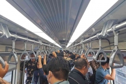Suasana di LRT Jabodebek dalam perjalanan dari Stasiun Jati Mulya menuju Stasiun Dukuh Atas, 10/8/2023 (Sumber: KOMPAS.com/Ardito Ramadhan D)