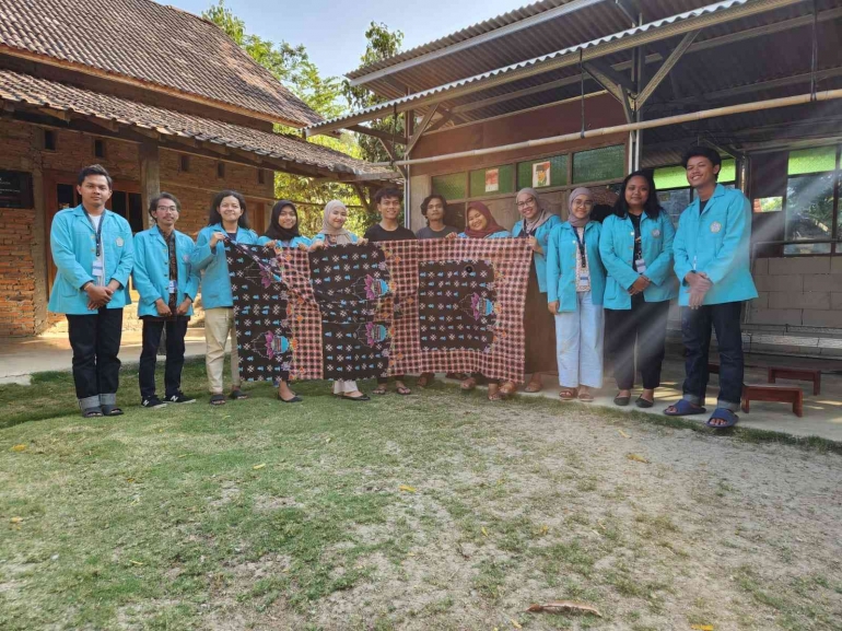 Foto bersama batik kolaborasi antara mahasiswa KKN dan UMKM Batik Kalimasada, Sumber : dokumentasi pribadi penulis