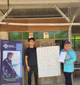 Penyerahan desain batik  kolaborasi antara mahasiswa KKN dan UMKM Batik Kalimasada, Sumber : dokumentasi pribadi penulis