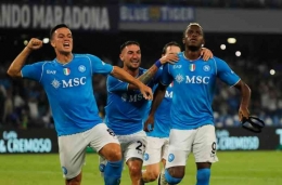 Pemain Napoli merayakan gol ke gawang Sassuolo. (via malaymail.com)