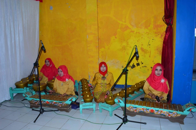 Ibu-ibu PKK Desa Panawuan ikut serta memeriahkan acara dengan cara memaikan alat musik gamelan degung (Dokpri)