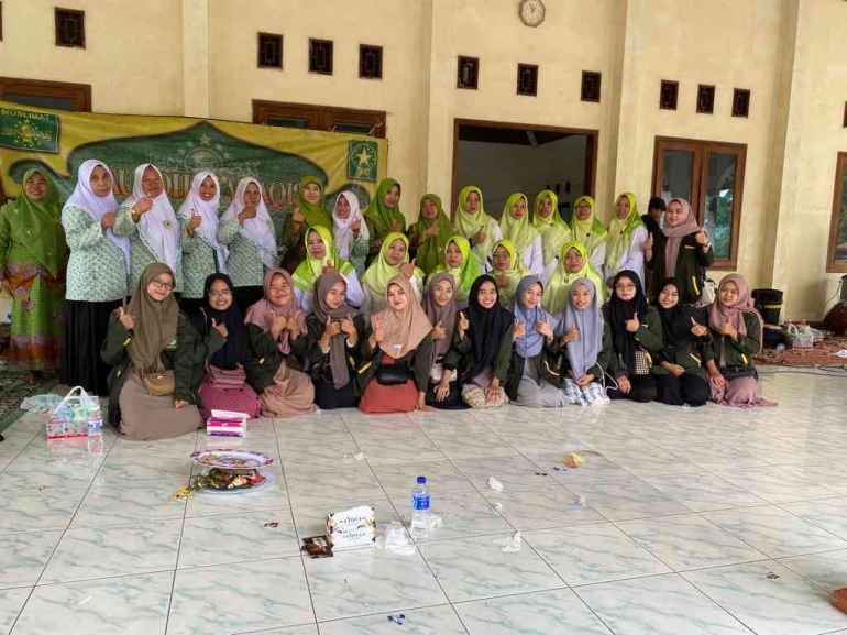 Foto bersama tim KKN dengan ibu fatayat Muslimat NU
