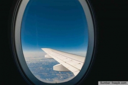 Ilustrasi pemandangan jendela pesawat | freepik.com