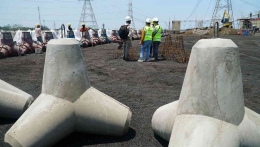 Tetrapod dari limbah batu bara untuk pencegah abarasi air laut di Pantura Jawa Tengah/Foto: Dok. PLN