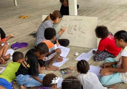Anak-anak Papua belajar menggambar peta Indonesia bersama Papua Future Project/IG: @papuafutureproject