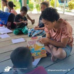 Salah satu kegiatan Papua Future Project, menumbuhkan minat baca anak-anak Papua dengan media buku bergambar/IG: @papuafutureproject