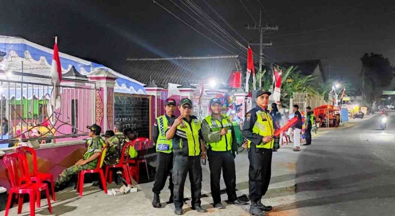 RAPI, Banser & Senkom Mitra Polri Kec. Pedan Bantu Pengamanan Malam Tasyakuran HUT RI KE-78 Desa Troketon, foto Rizal PM