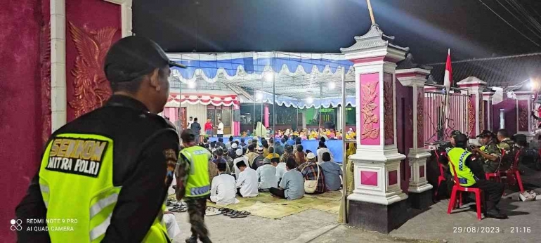 Senkom Mitra Polri berjaga didepan pintu masuk pengajian, Foto Rizal