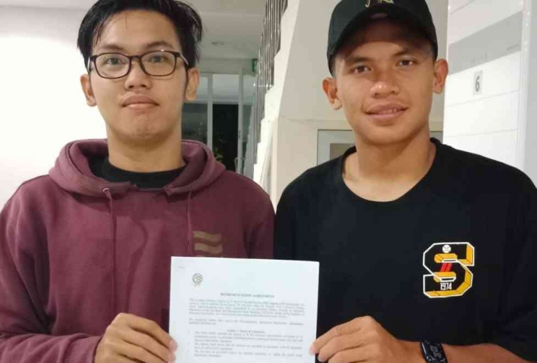 Representatif agensi Young Footbal Talents Indonesia Albert bersama Faqih Maulana saat penandatanganan kontrak kerjasama ( Dokumen pribadi penulis )