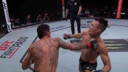 Gambar 3. Max Holloway melancarkan pukulan straight kanan yang menjatuhkan The Korean Zombie (Sumber: Yahoo.com / UFC)