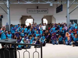 Foto bersama kepala Kereta Api dan staff di Stasiun Solo Balapan (Foto : Dok.Yeni Endah)