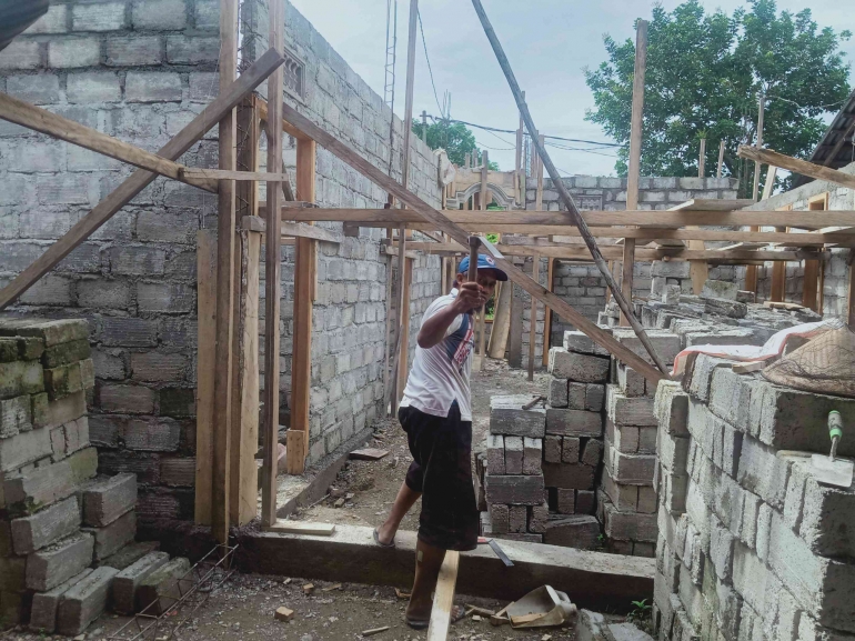 Proses pembangunan rumah di Pulau Buru (dokumentasi pribadi)