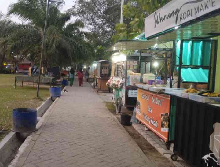 Jalur pedestrian di sekeliling lapangan dan lapak-lapak UMKM di pinggirnya (dokpri)Â