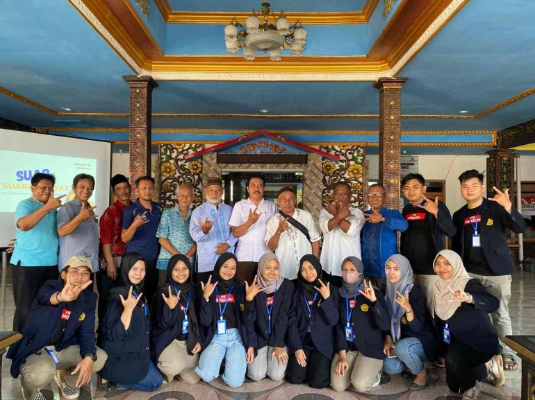 Foto bersama perangkat desa serta ketua RW sekitar saat pelaksanaan acara Sosialisasi SUAR