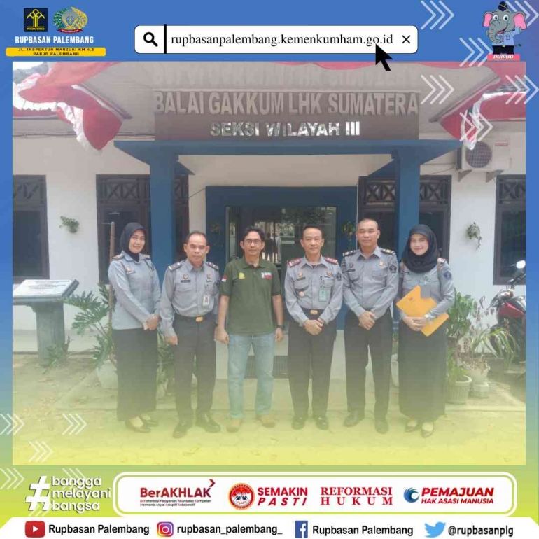 Berfoto bersama di depan kantor - Dok. tim humas