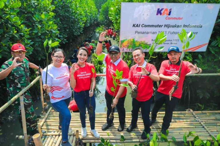 Pimpinan KAI Commuter turut terjun ke lokasi penanaman mangrove - (Dok. Capt Rix)