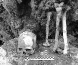Jejak penguburan berupa tulang dan tengkorak di dalam ceruk di Pulau Biak (Sumber: Materi Erlin Djami)