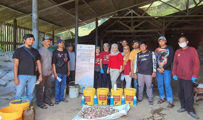 Kegiatan PKM-DBU Tahun 2023 S1 Kimia UNESA dengan warga Dusun Brau Batu (dokumen pribadi)