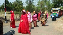 Pakaian adat oleh ibu-ibu (Foto: Firman Rahman)