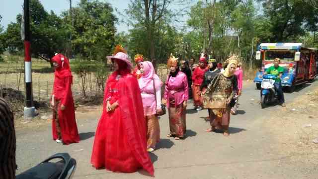 Pakaian adat oleh ibu-ibu (Foto: Firman Rahman)