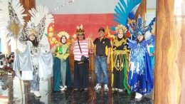 Berfoto bersama peserta karnaval dengan Kepala Desa Tongas Wetan dan Kapolsek Tongas (Foto: Firman Rahman)