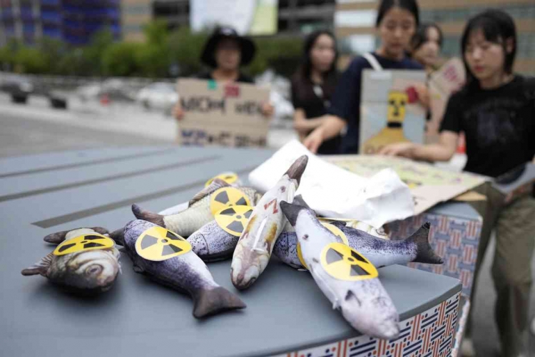 Ikan Tiruan Yang Terkontaminasi Akibat Pelepasan Limbah Nuklir Fukusima Pada Ujuk Rasa Di Korea Selatan. Sumber: AP/Lee Jin-Man via Kompas.com