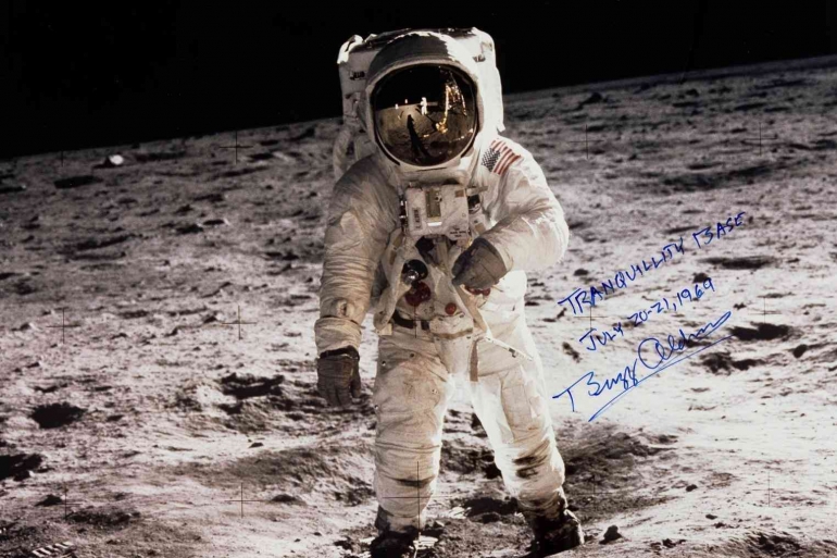 Astronot Neil Armstrong pada misi Apollo 11 (1969) di permukaan bulan. Foto diambil oleh rekannya, Buzz Aldrin. Sumber: NASA